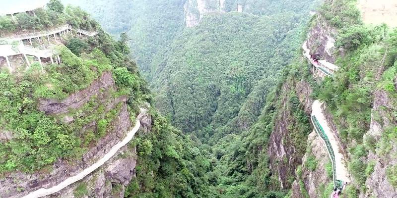 图片报：桑乔的车挡风玻璃违规贴膜，因车在英格兰注册而免于被罚